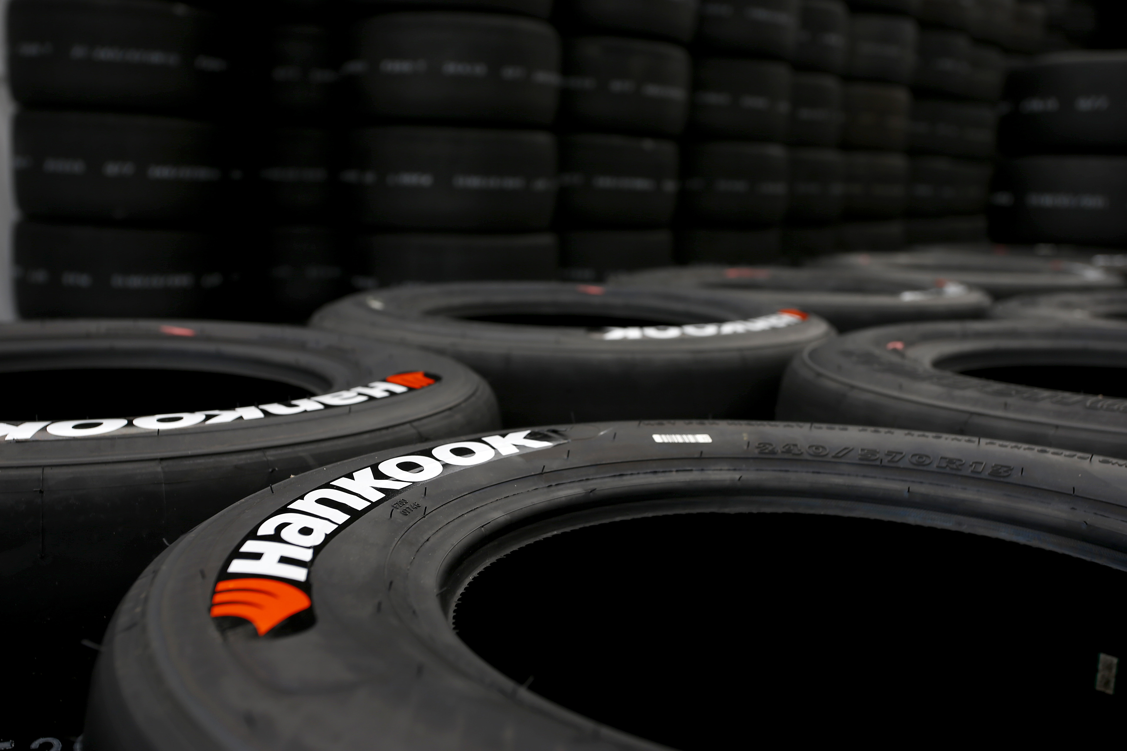 Где производят покрышки. Hankook Tire. Hankook шина logo. Шины Ханкук реклама. Hankook Tire производители шин.